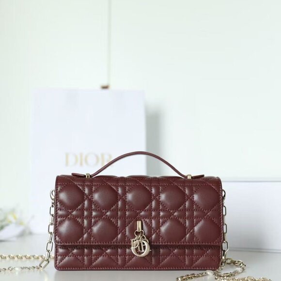 Classic DIOR Bag: A Stylish and Versatile Choice for Elegance - Picture 3 of 11